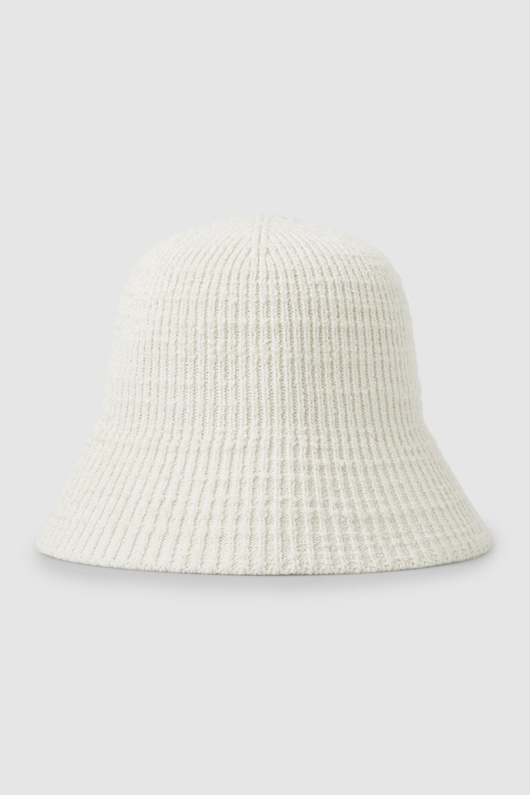 KNITTED BUCKET HAT