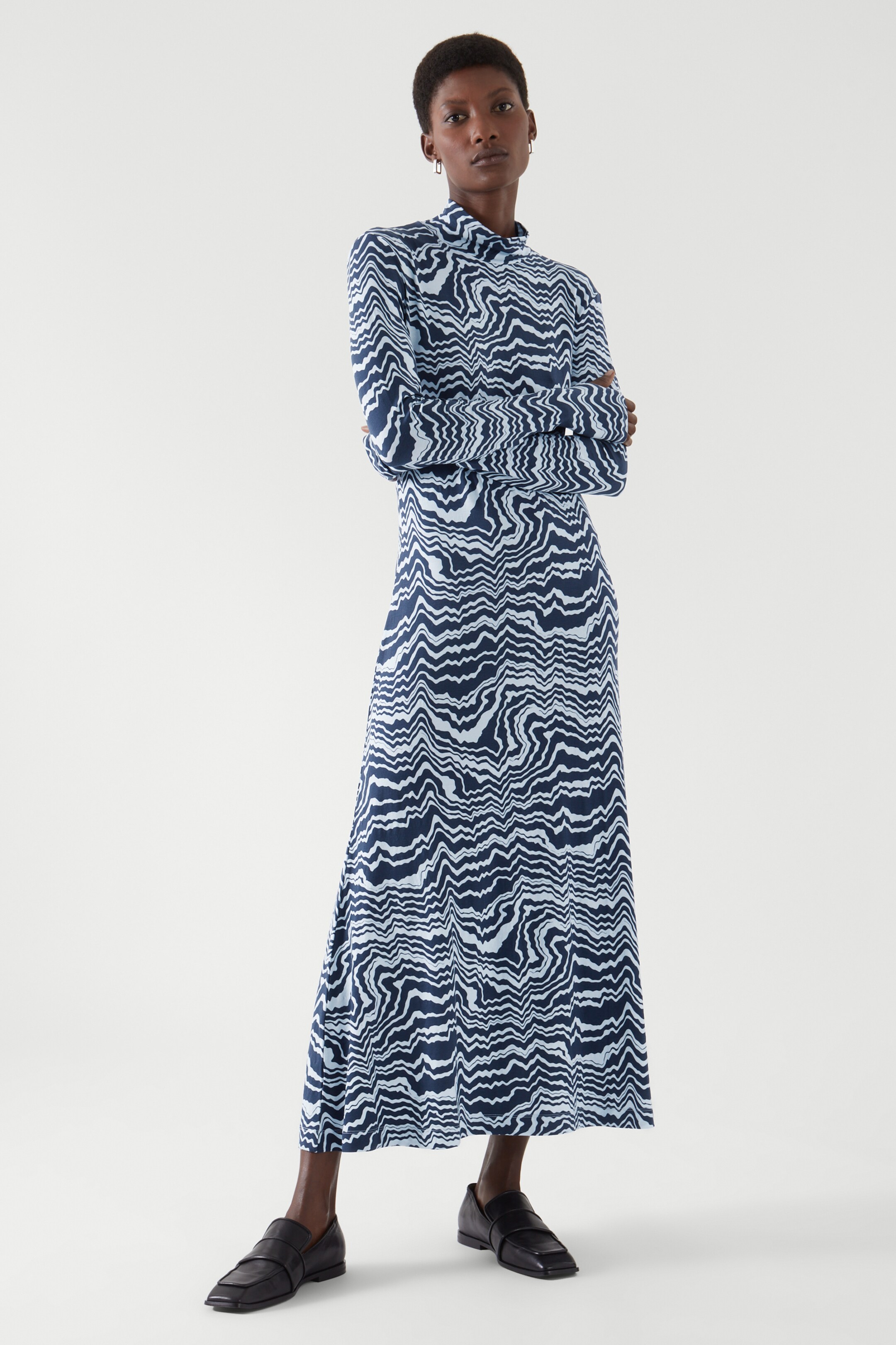 Front image of cos ROLL-NECK MAXI DRESS in NAVY / WHITE
