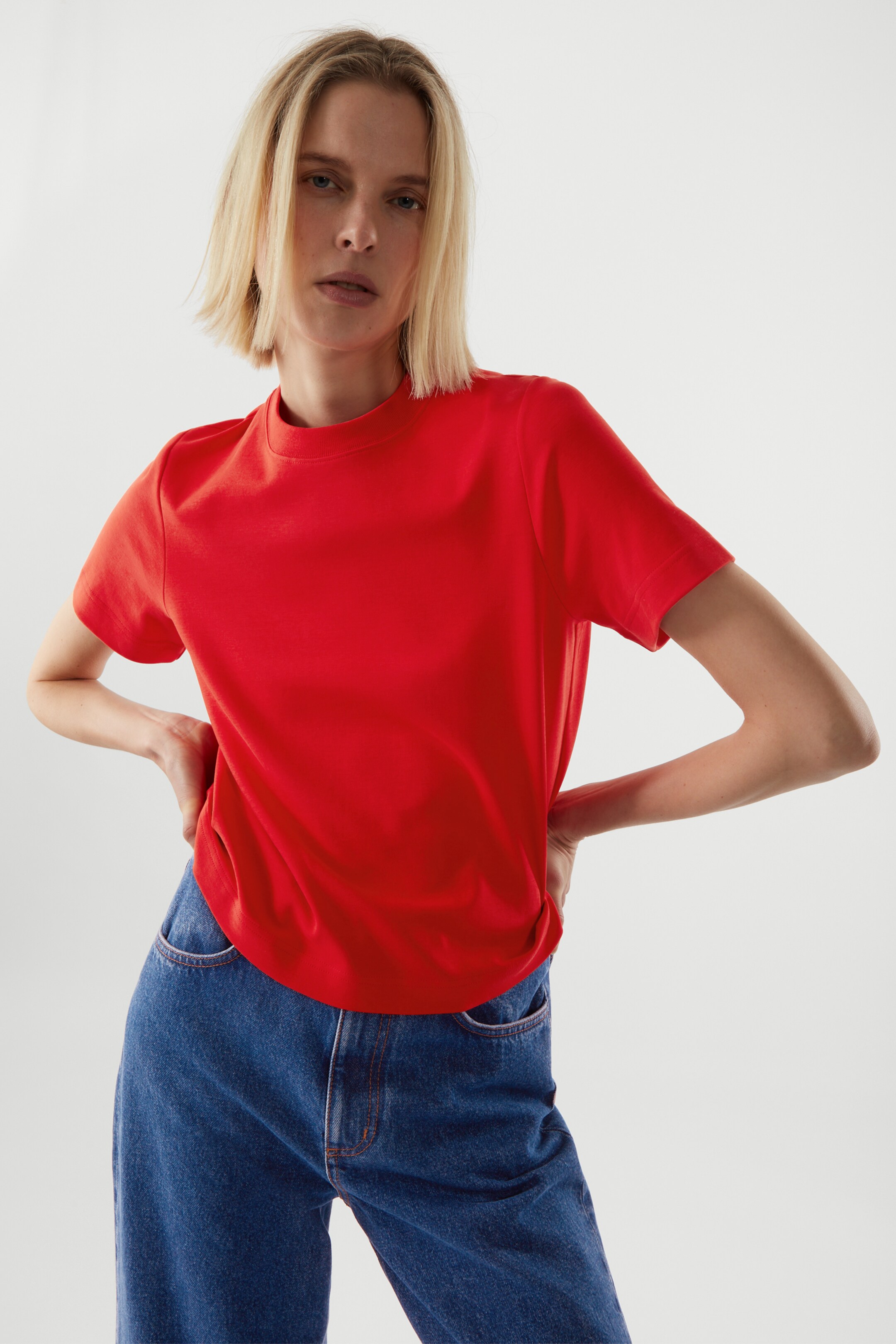 Front image of cos BOXY-FIT HEAVYWEIGHT T-SHIRT in BRIGHT RED