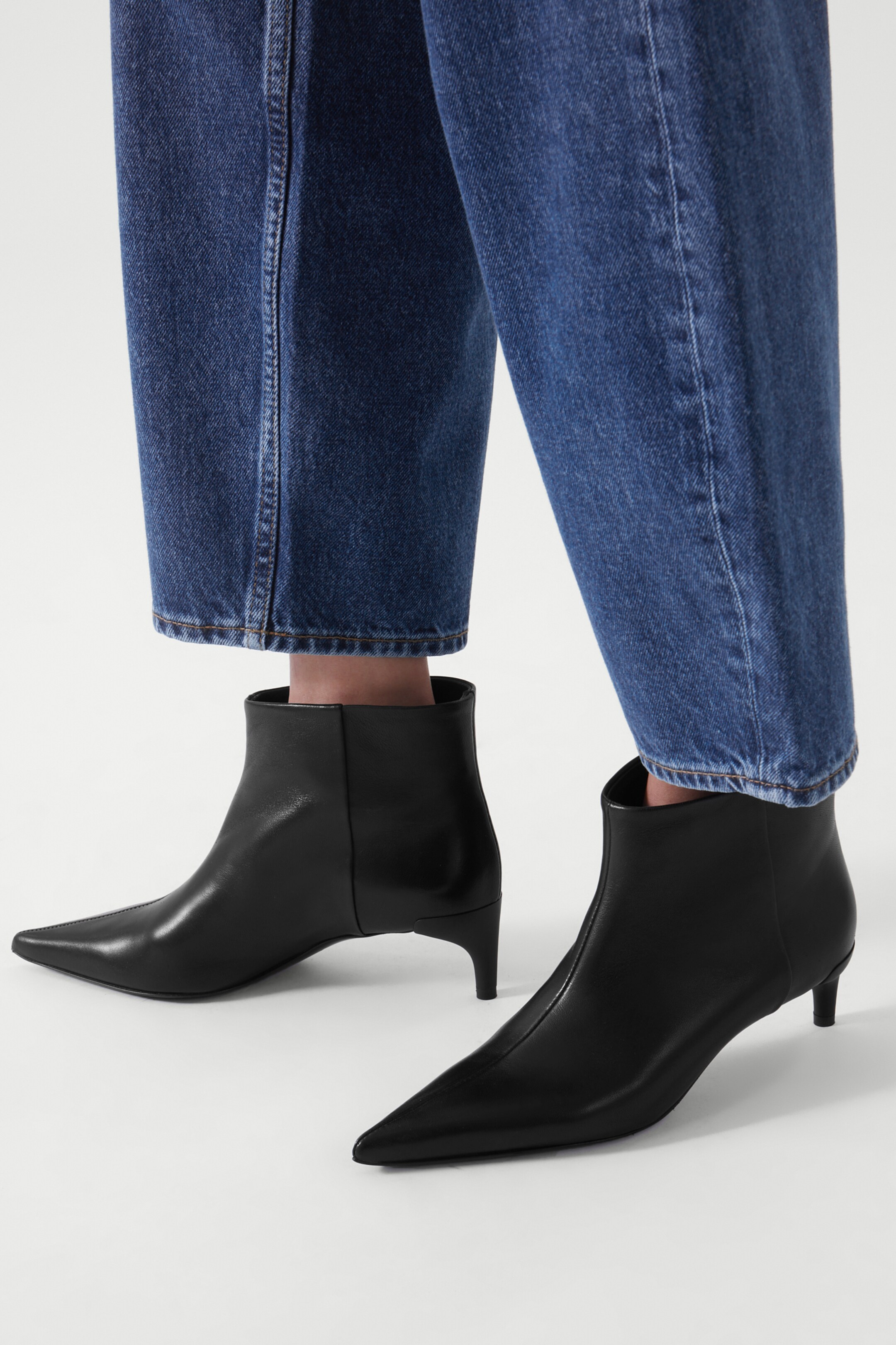 Pointed leather ankle boots - BLACK 